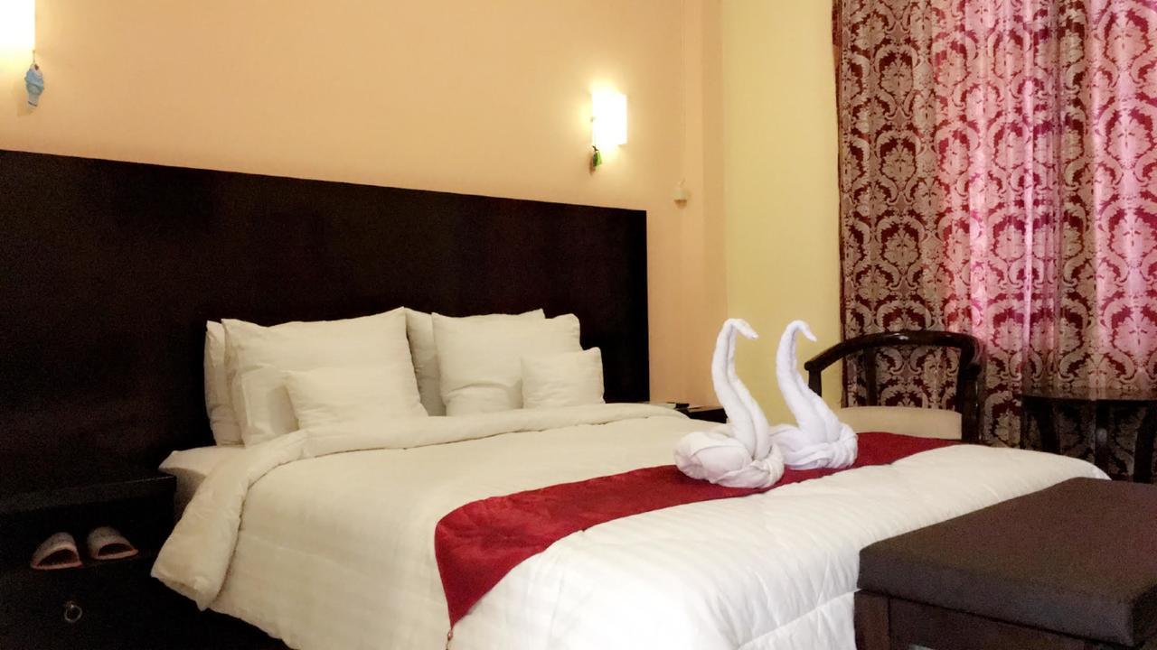 Syafira Hotel Langgur Exteriör bild